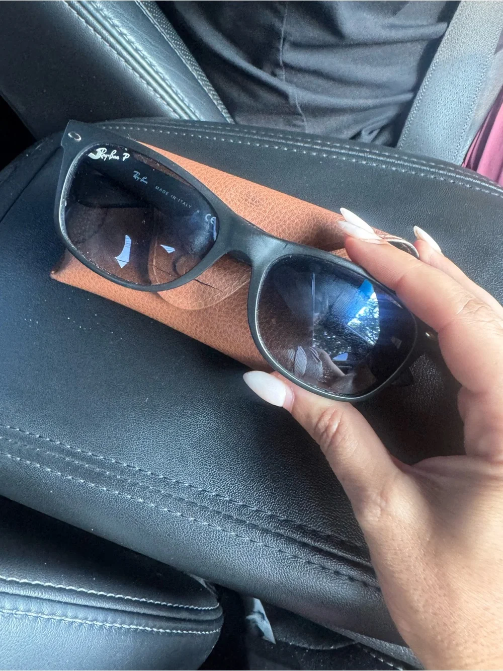 Ray-Ban wayfarers Black polarized Sunglasses with Dark Lenses with case